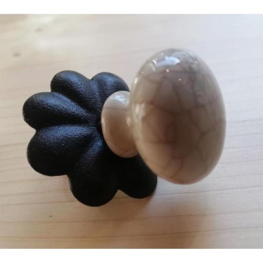 shabby feher craquele repedezett porcelan keramia fekete vas butor kerek fogantyu gomb fiok rusztikus butor szerelveny country vintage mediterran.jpg